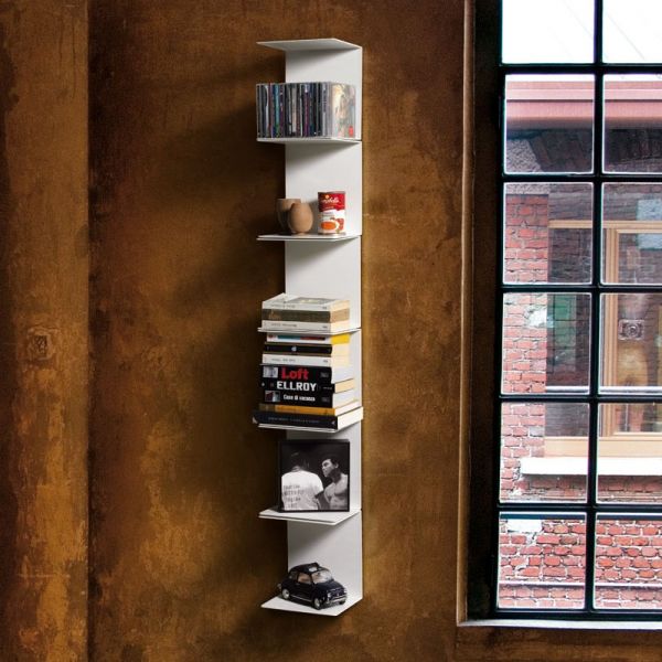 Libreria da parete bianca verticale con mensole metalliche in ... Parete di mensole