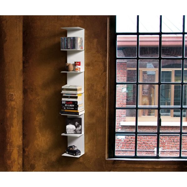 Libreria da parete bianca verticale con mensole metalliche in ... Parete di mensole
