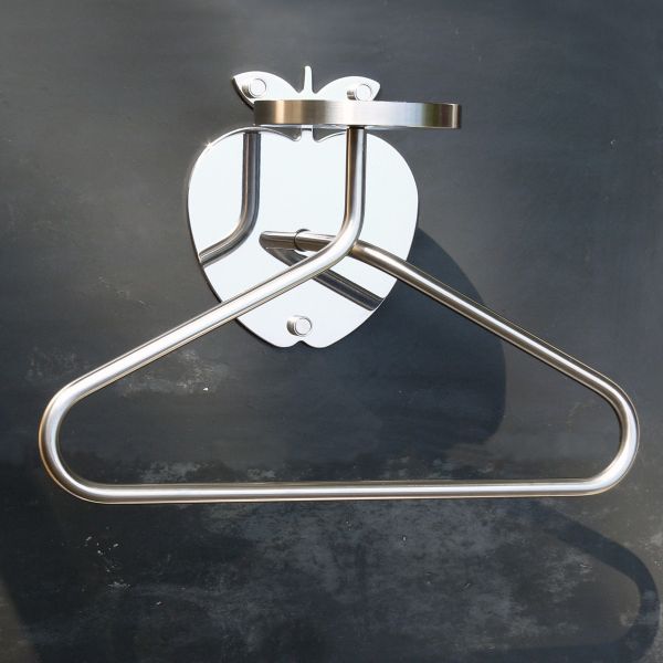 Porta abiti servomuto da parete design moderno in acciaio Eden