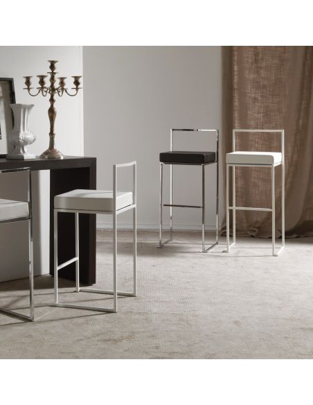 Sgabelli impilabili in metallo cromato Bianco o Nero Mendy Sgabelli impilabili in metallo cromato Bianco o Nero Mendy