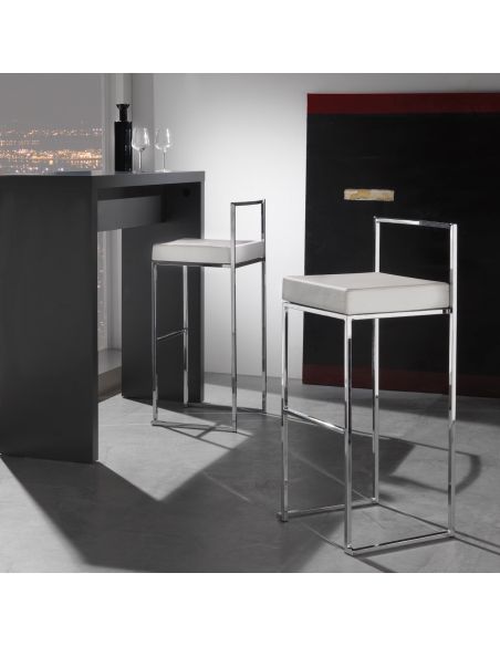 Sgabelli impilabili in metallo cromato Bianco o Nero Mendy Sgabelli impilabili in metallo cromato Bianco o Nero Mendy