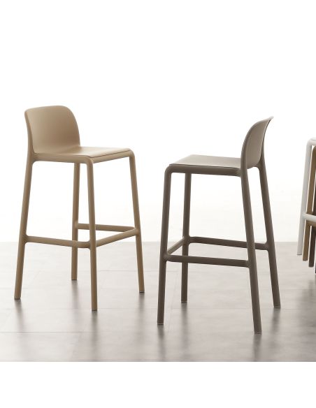 Sgabelli impilabili in resina e fibra di vetro Abelide