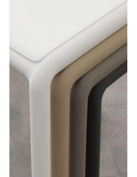 Sgabelli impilabili in resina e fibra di vetro Abelide