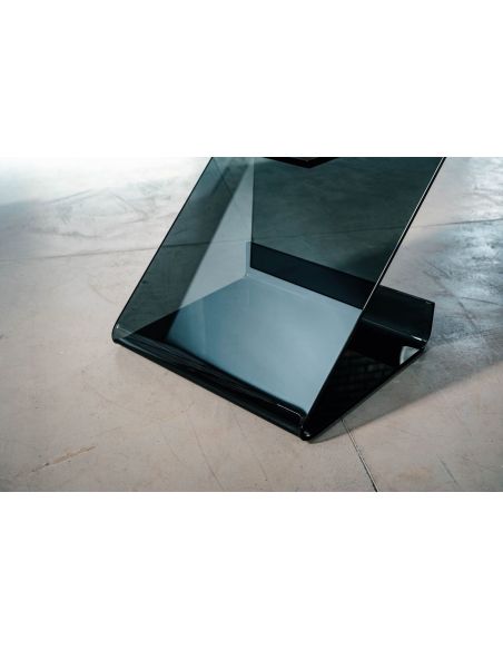 Tavolino lato divano in vetro curvato grigio trasparente Bram Fumè