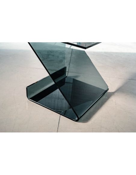 Tavolino lato divano in vetro curvato grigio trasparente Bram Fumè