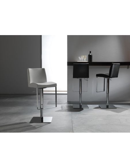 Sgabello design in ecopelle e acciaio Hamilcar Sgabello design in ecopelle e acciaio Hamilcar