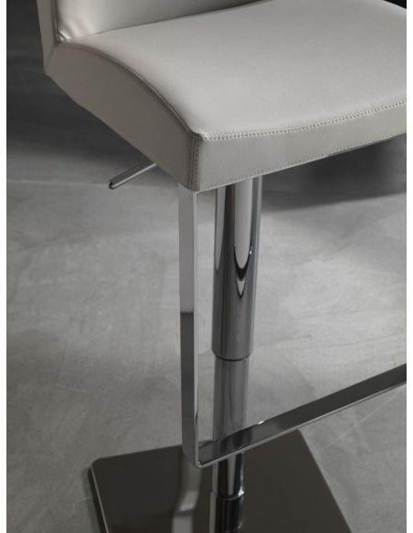 Sgabello design in ecopelle e acciaio Hamilcar Sgabello design in ecopelle e acciaio Hamilcar