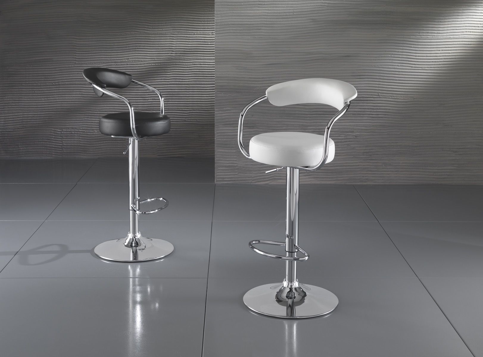 Sgabelli Per Cucina Moderni Bianchi : Sgabello cucina design moderno in ecopelle bianca o nera gully