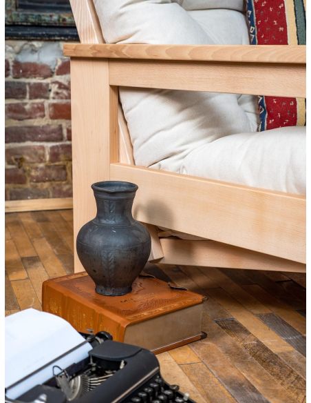 Poltrona da salotto moderna in legno massello Kolari