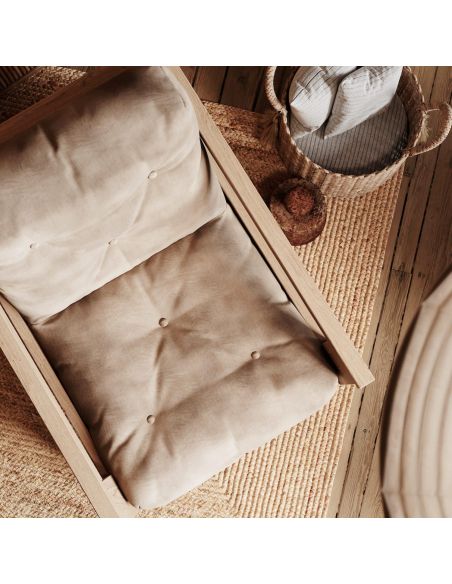 Poltrona da salotto moderna in legno massello Kolari