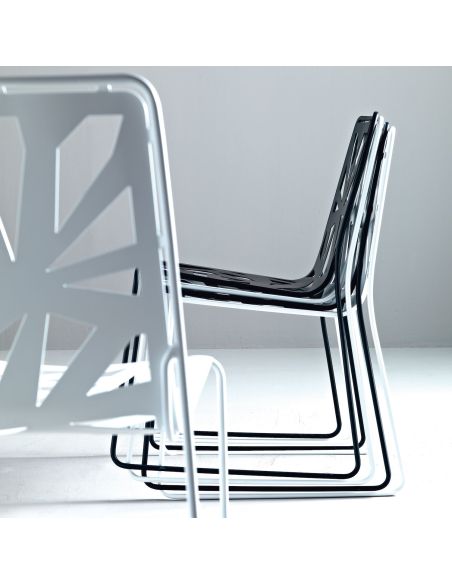 Sedia impilabile in metallo laccato Bianco o Nero Domino