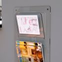 Portariviste da parete in plexiglass Wally