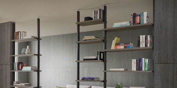 Come arredare un corridoio stretto con librerie e mensole