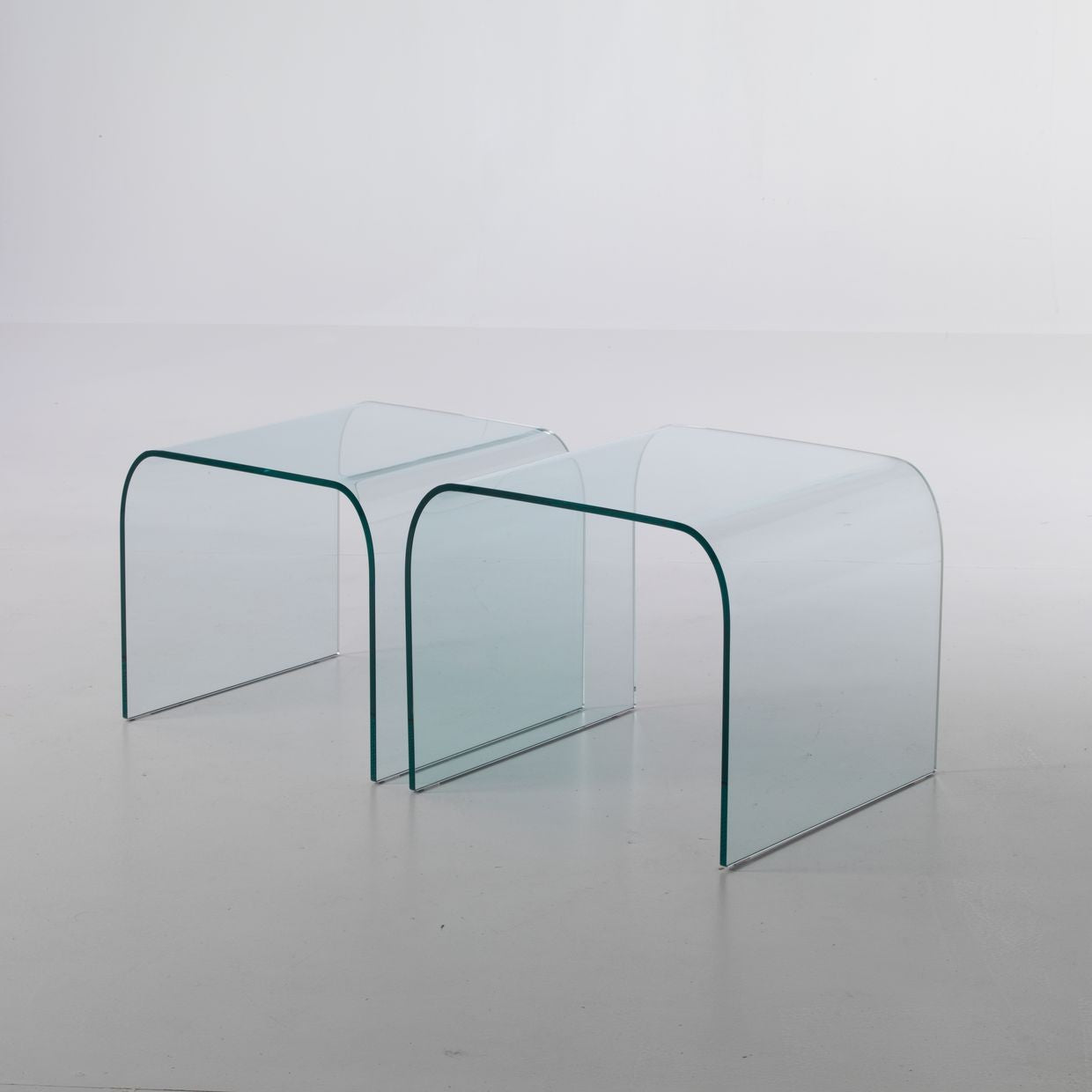 Coppia tavolini in vetro curvato Britta