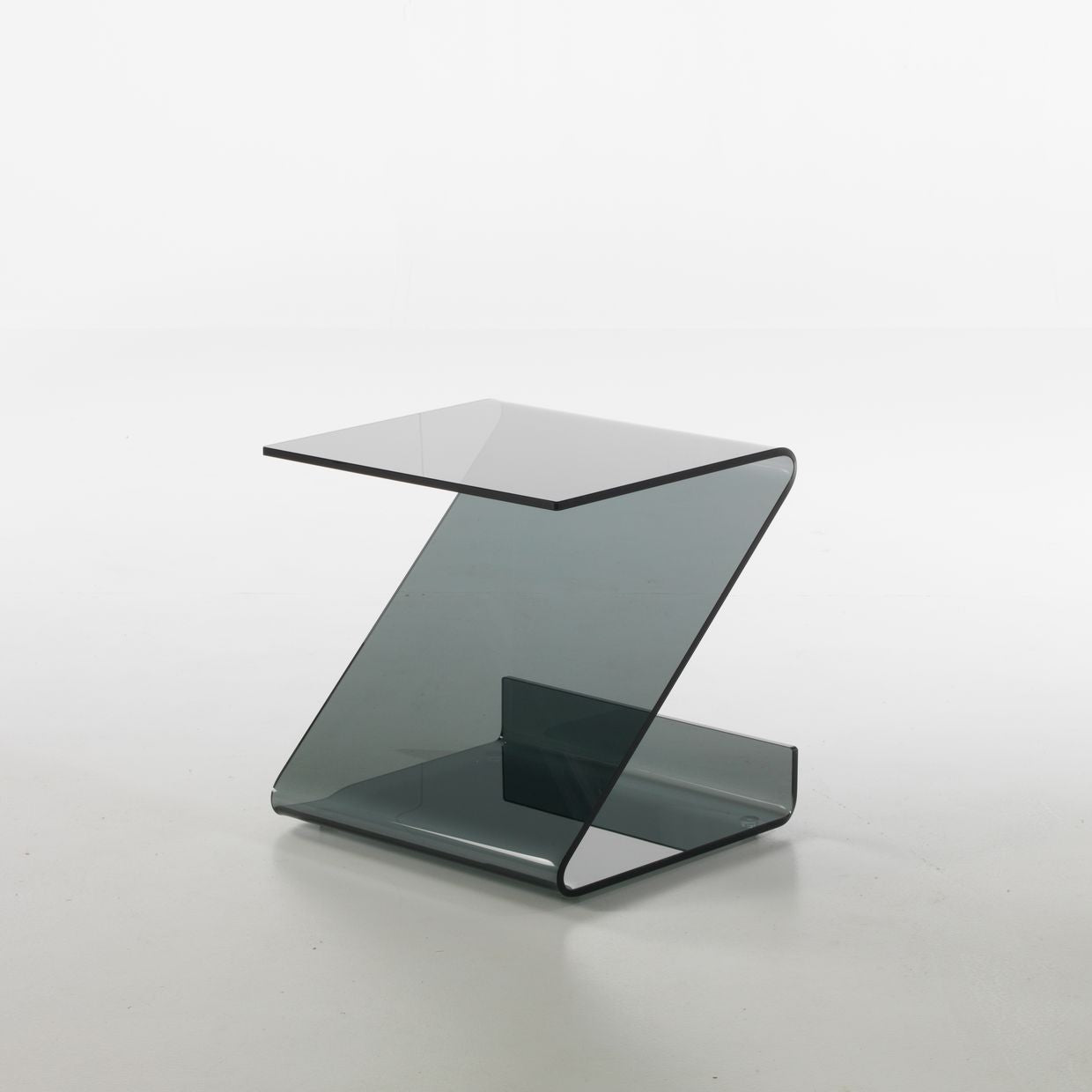 Tavolino lato divano in vetro curvato Bram Fumè
