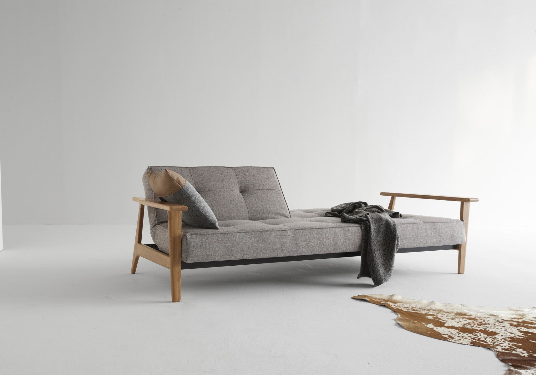 Divano letto con braccioli in legno e materasso a molle SplitBack Frej - 521 Mixed Dance Grey