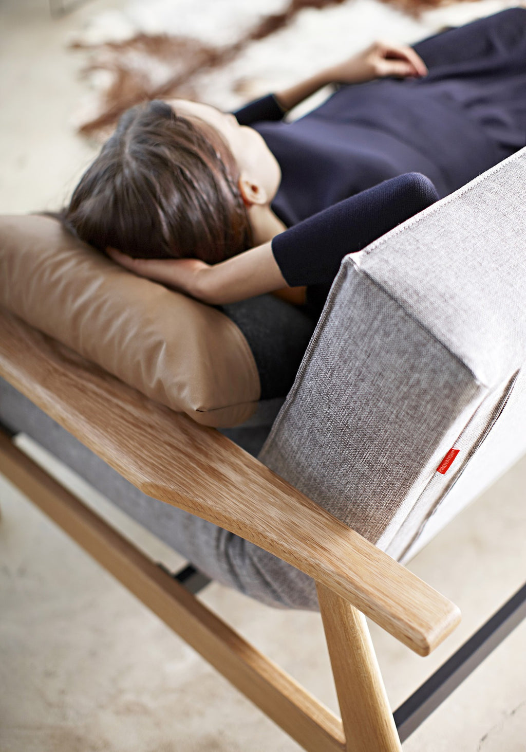 Divano letto con braccioli in legno e materasso a molle SplitBack Frej - 521 Mixed Dance Grey