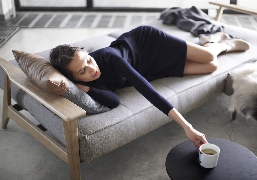 Divano letto con braccioli in legno e materasso a molle SplitBack Frej - 521 Mixed Dance Grey