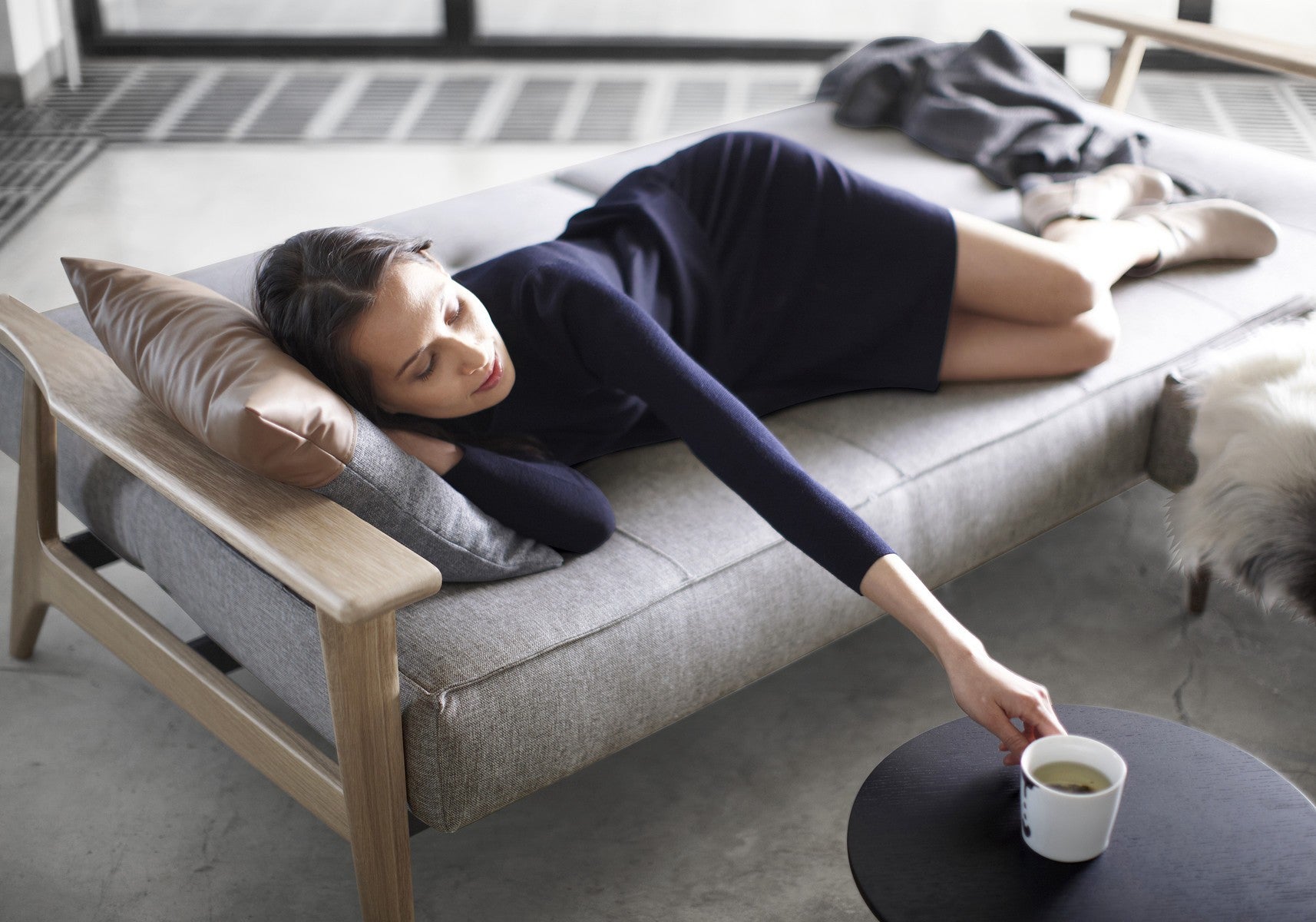 Divano letto con braccioli in legno e materasso a molle SplitBack Frej - 521 Mixed Dance Grey