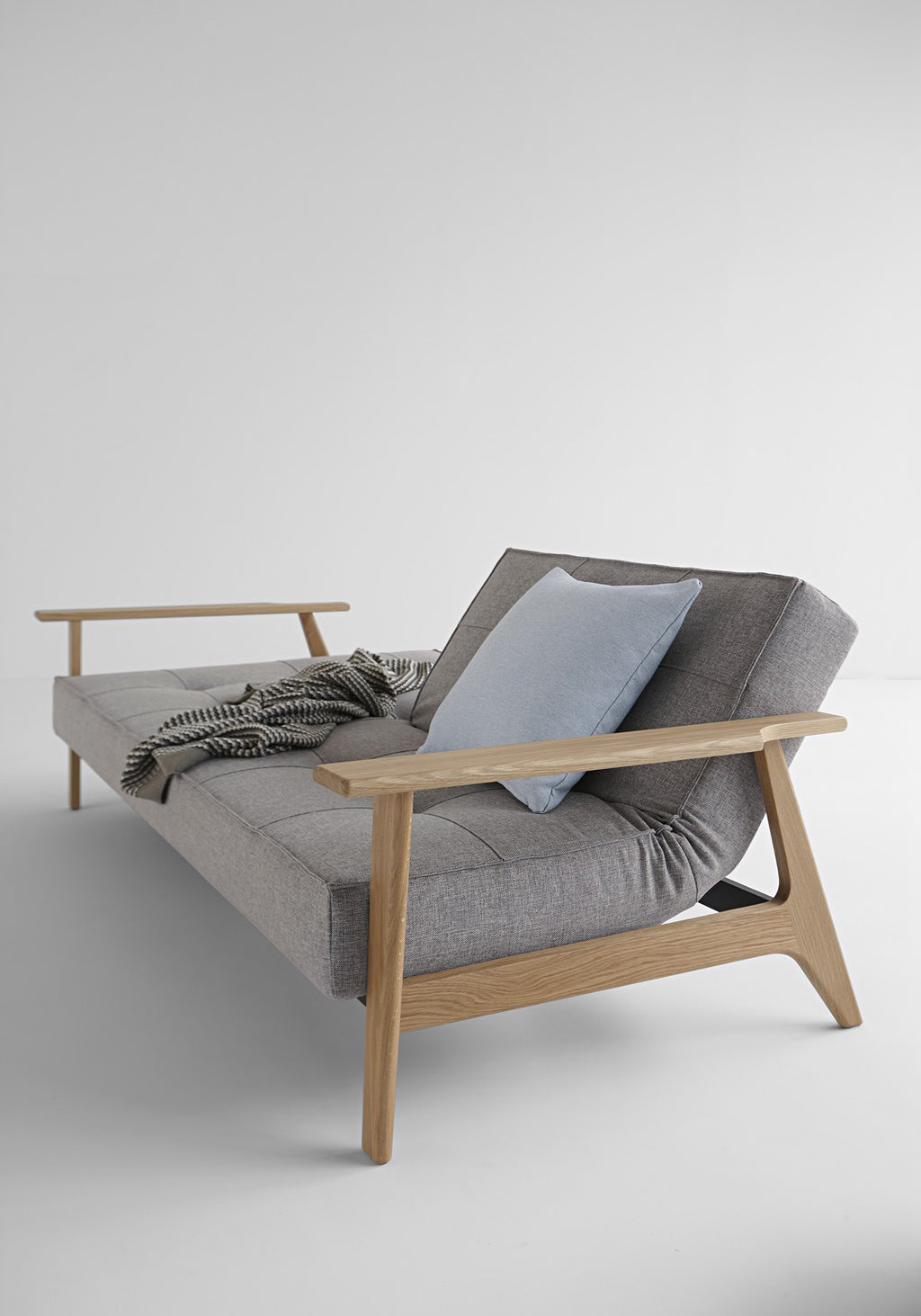 Divano letto con braccioli in legno e materasso a molle SplitBack Frej - 521 Mixed Dance Grey