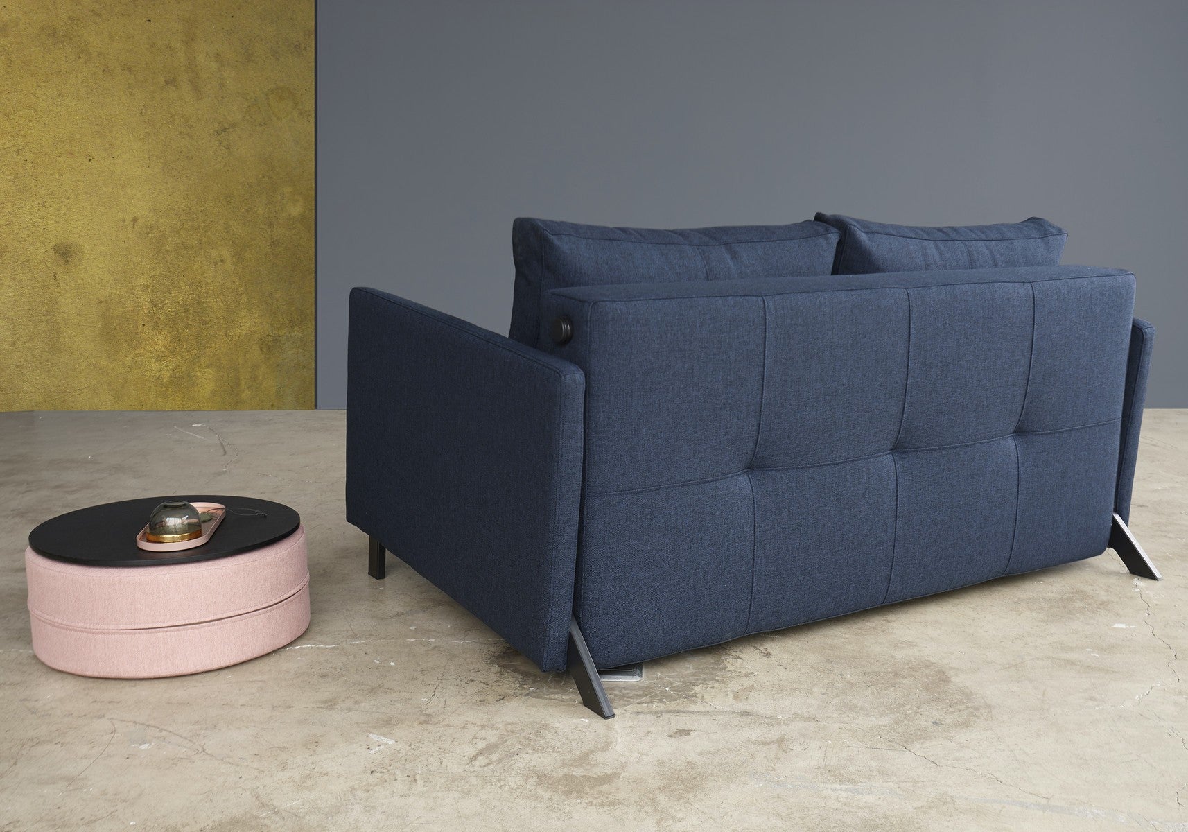 Divano letto Cubed Arm con braccioli convertibile salvaspazio 140 cm