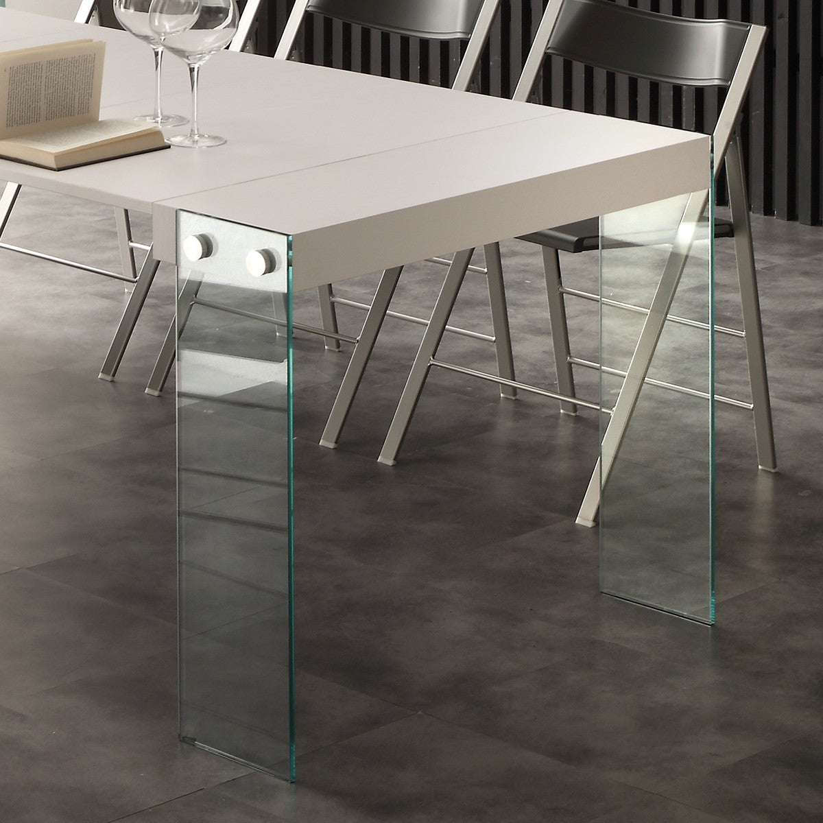 Tavolo consolle allungabile Skim in vetro e legno