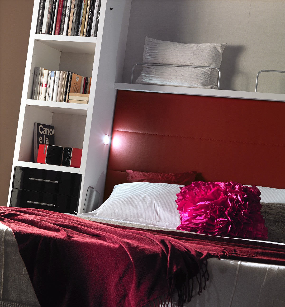 Letto matrimoniale verticale a scomparsa con cassettoni Pratico