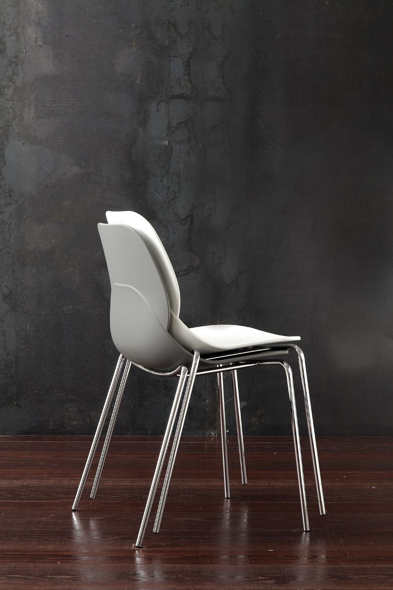 Sedie impilabili in polipropilene e metallo Tessi