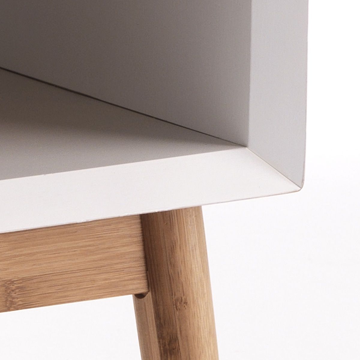 Comodino tavolino Trimmy in legno massello di bambù