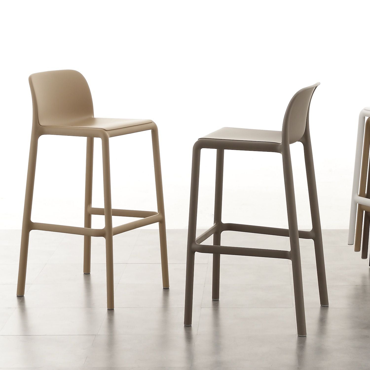 Sgabelli impilabili Abelide in resina e fibra di vetro