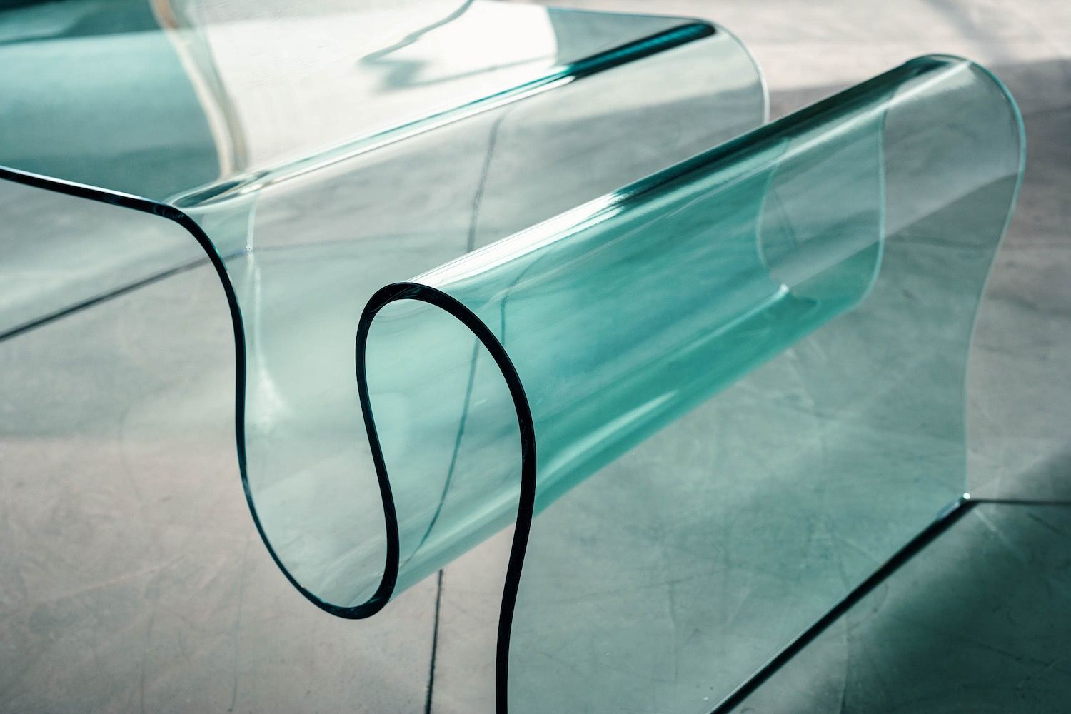 Tavolino in vetro curvato Ralf con portariviste 110 x 60 cm