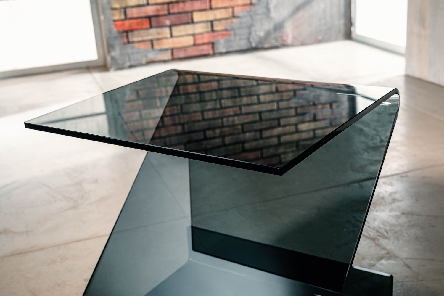 Tavolino lato divano in vetro curvato Bram Fumè