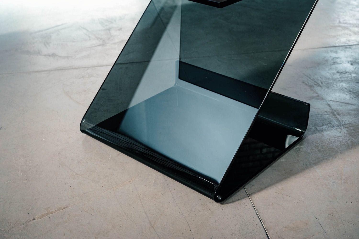 Tavolino lato divano in vetro curvato Bram Fumè