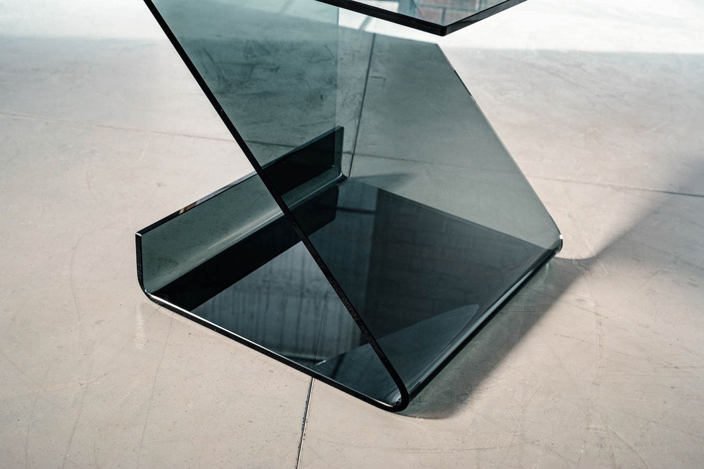 Tavolino lato divano in vetro curvato Bram Fumè