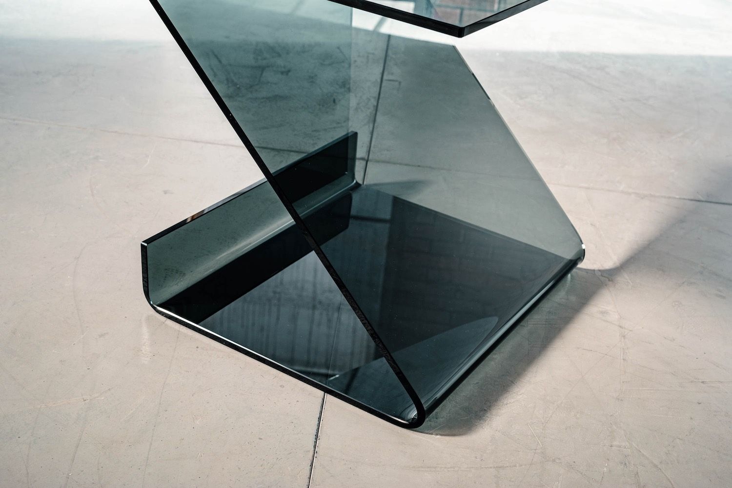 Tavolino lato divano in vetro curvato Bram Fumè