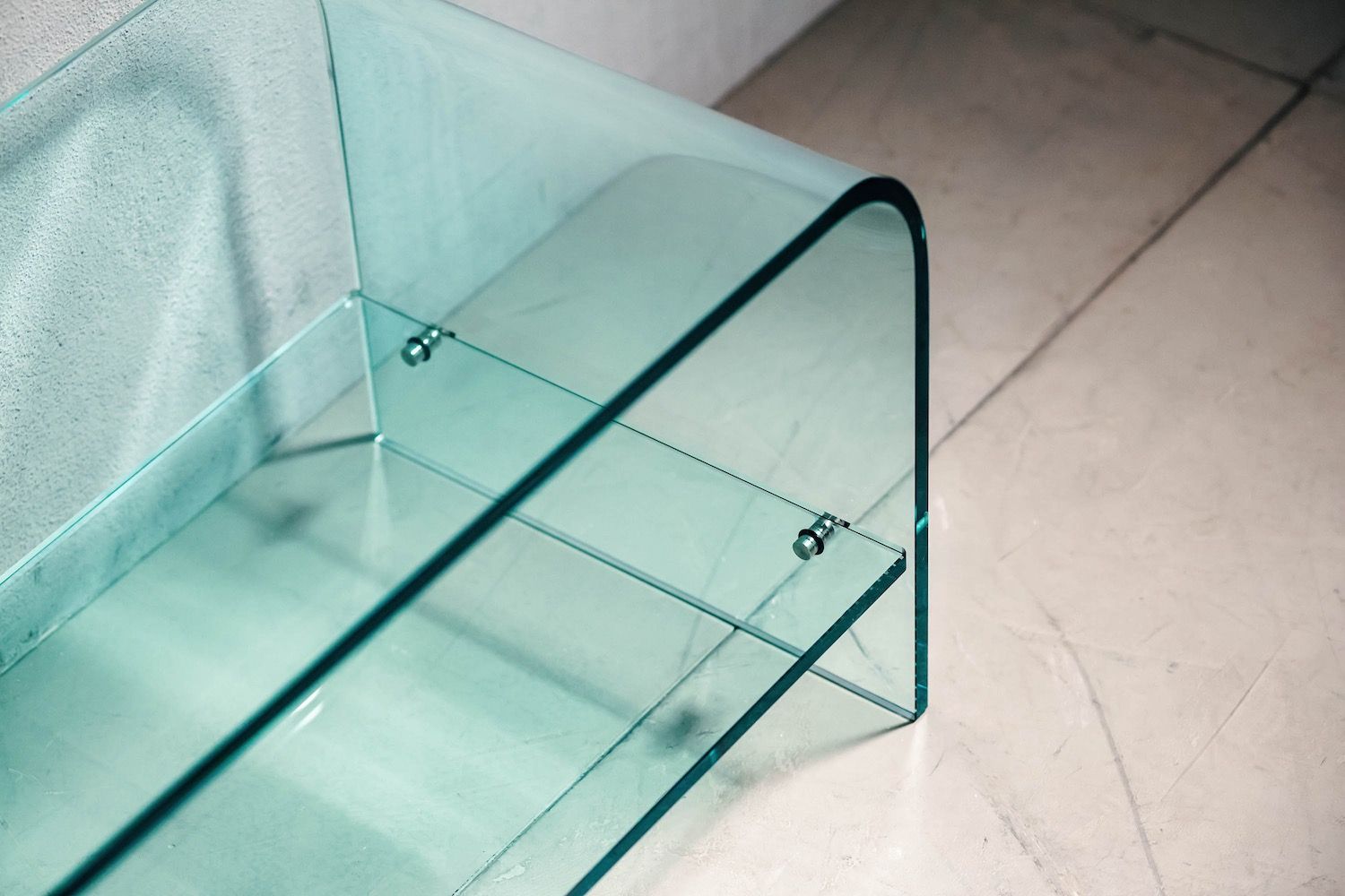 Tavolino porta TV in vetro curvato Katie