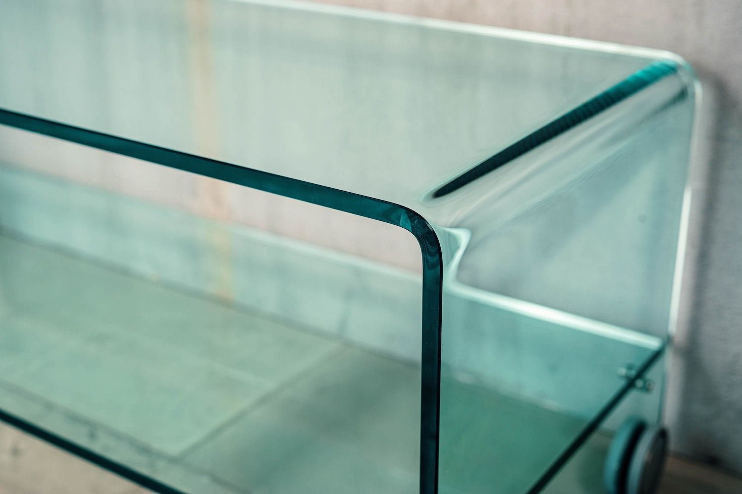 Tavolino porta TV su ruote in vetro Leonid