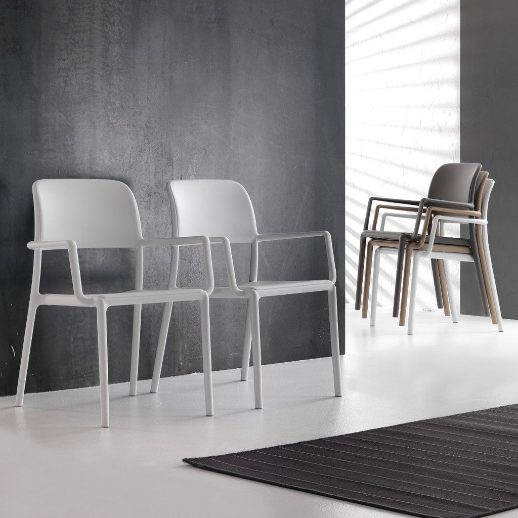 Sedie in resina impilabili per bars pubs ristoranti Abelide