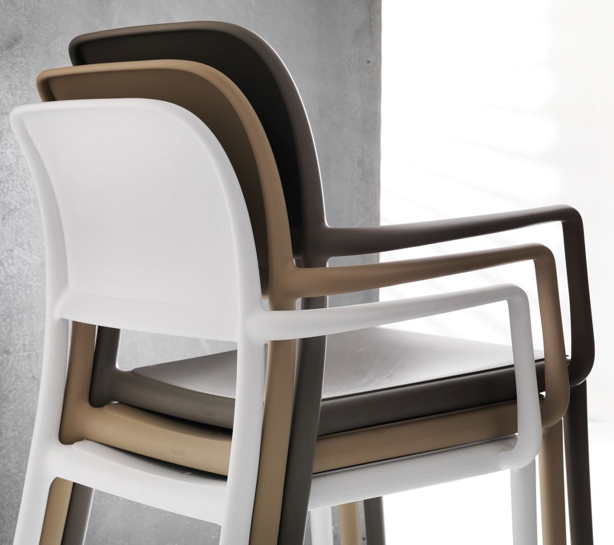 Sedie in resina impilabili per bars pubs ristoranti Abelide