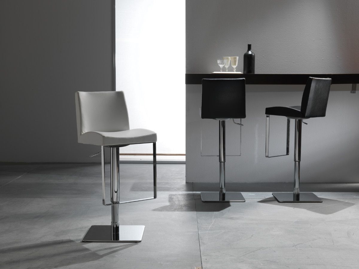 Sgabello design in ecopelle Hamilcar