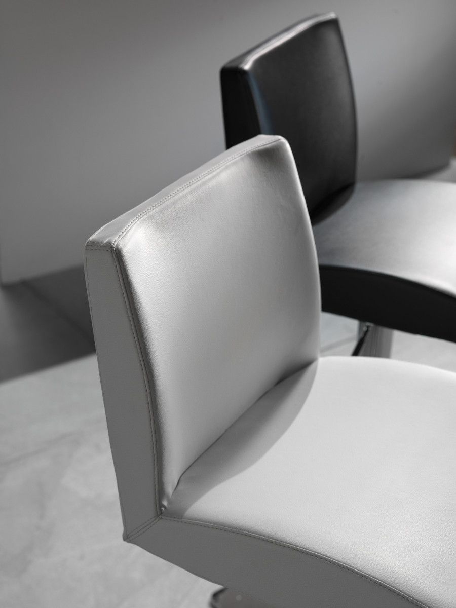 Sgabello design in ecopelle Hamilcar