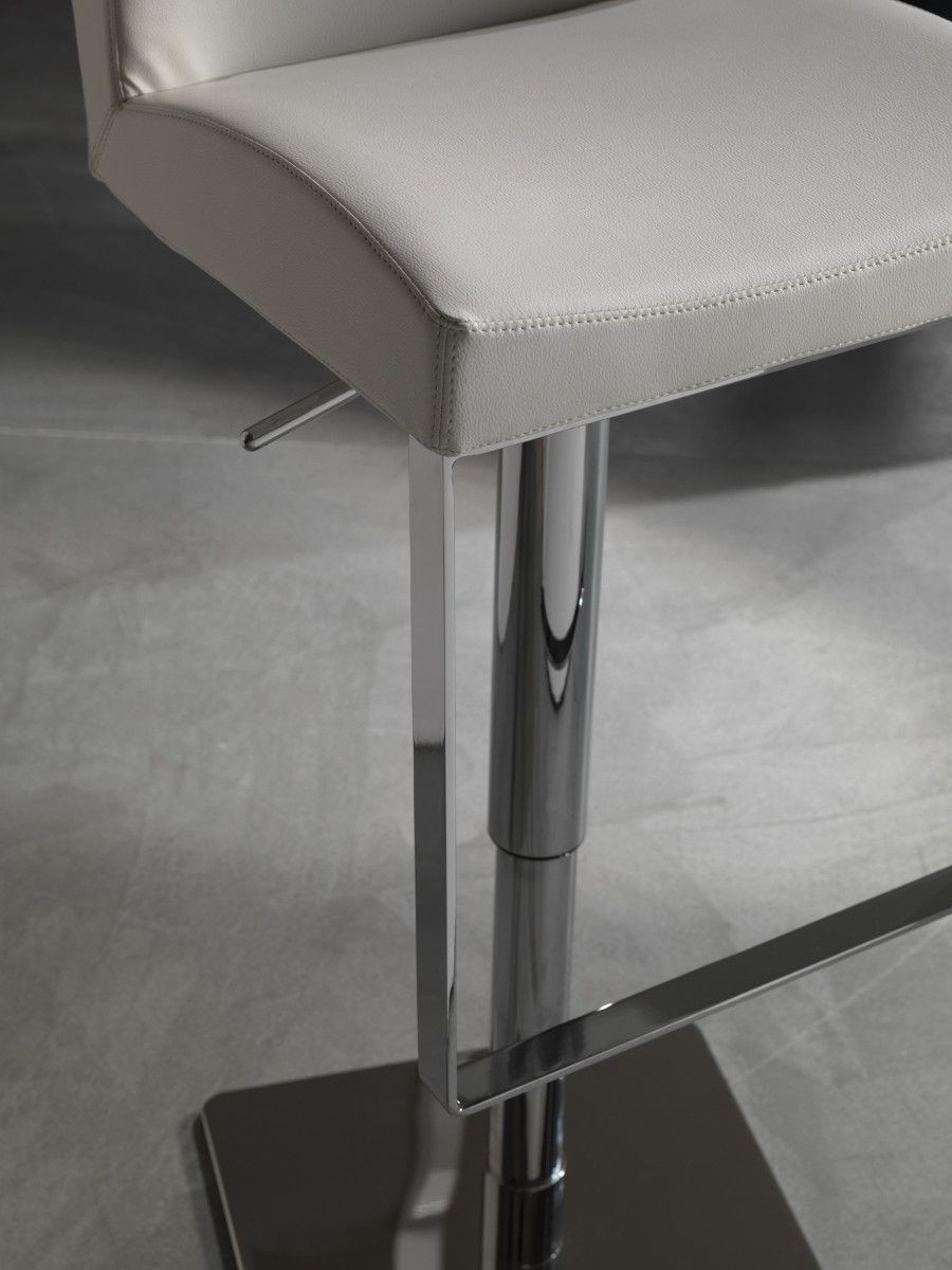 Sgabello design in ecopelle Hamilcar