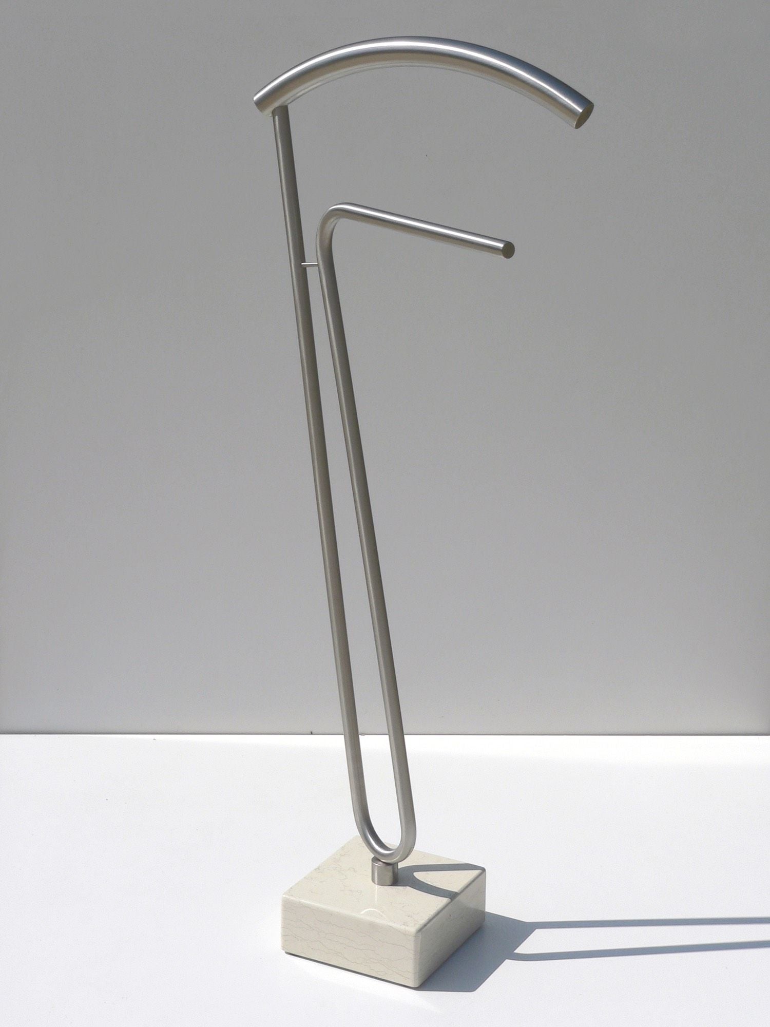 Portabiti da camera moderno in acciaio e marmo Byron