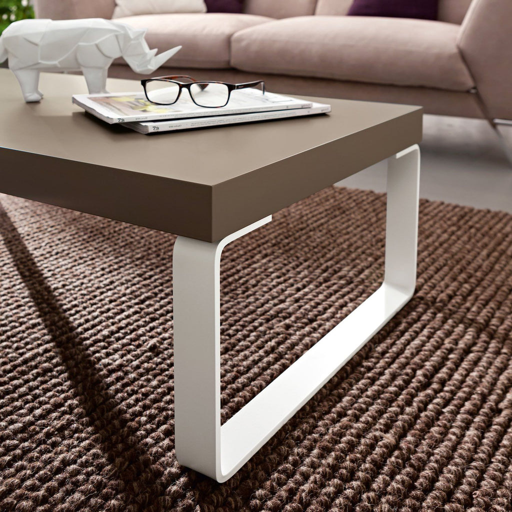 Tavolino da salotto in legno tortora e gambe in metallo bianco Evert