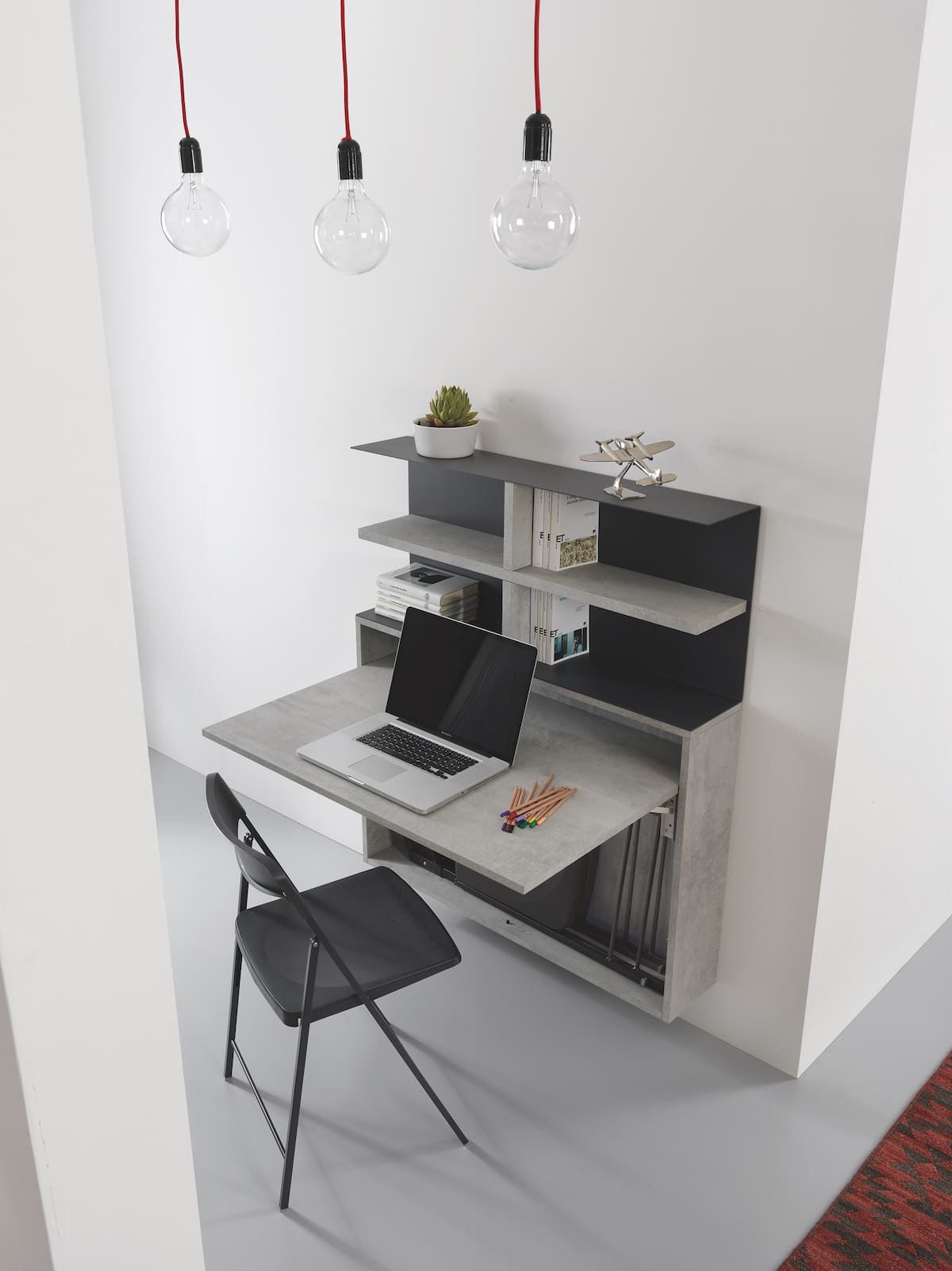 Scrivania a scomparsa con libreria e sedie pieghevoli Jacob