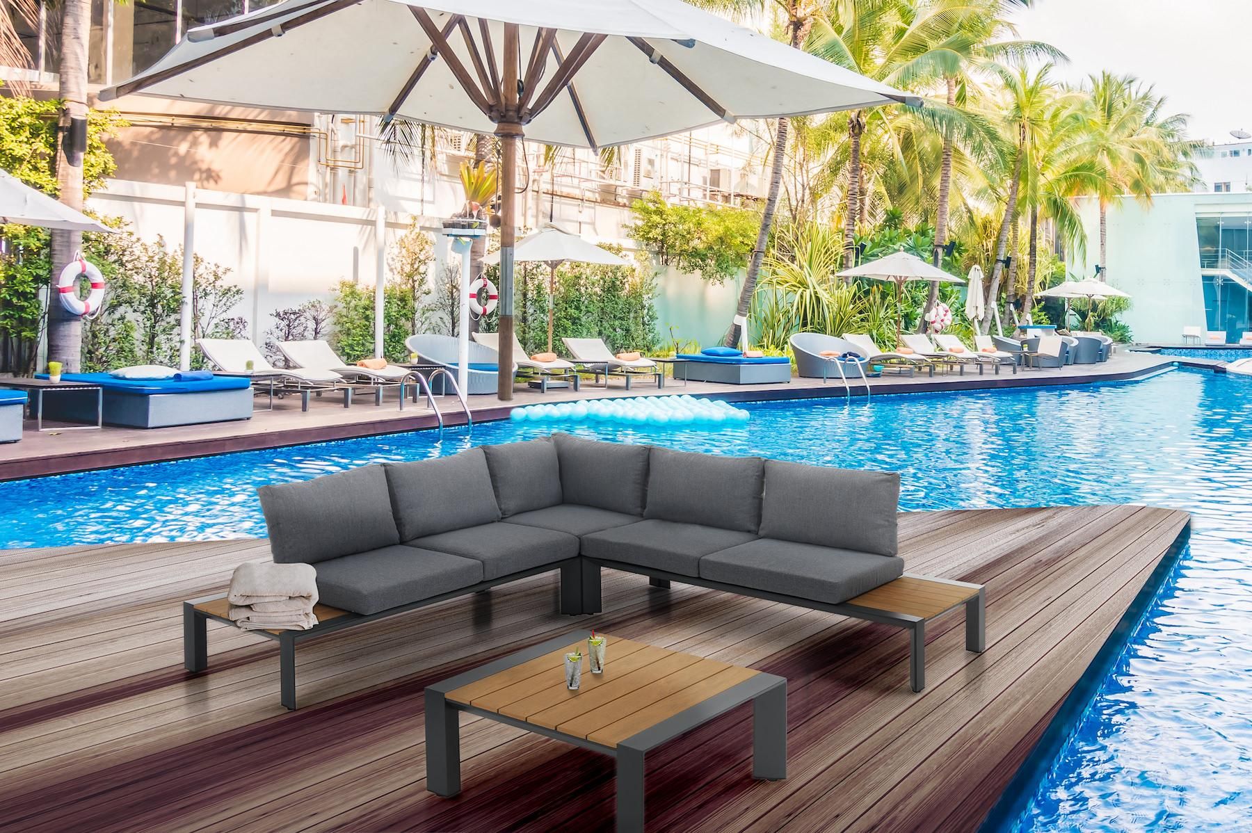 Salotto da giardino angolare con tavolino Manacor