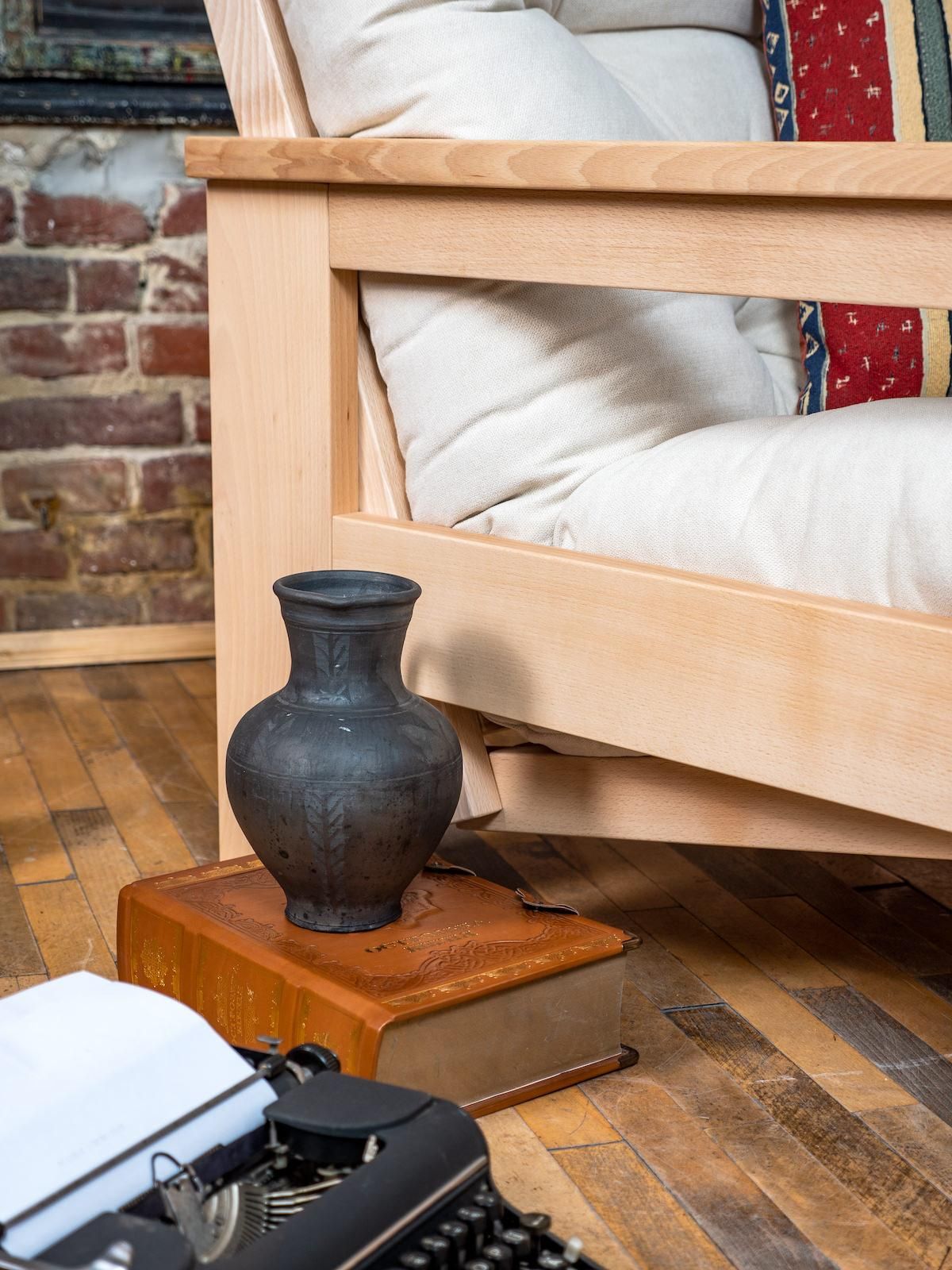 Poltrona da salotto moderna in legno massello Kolari