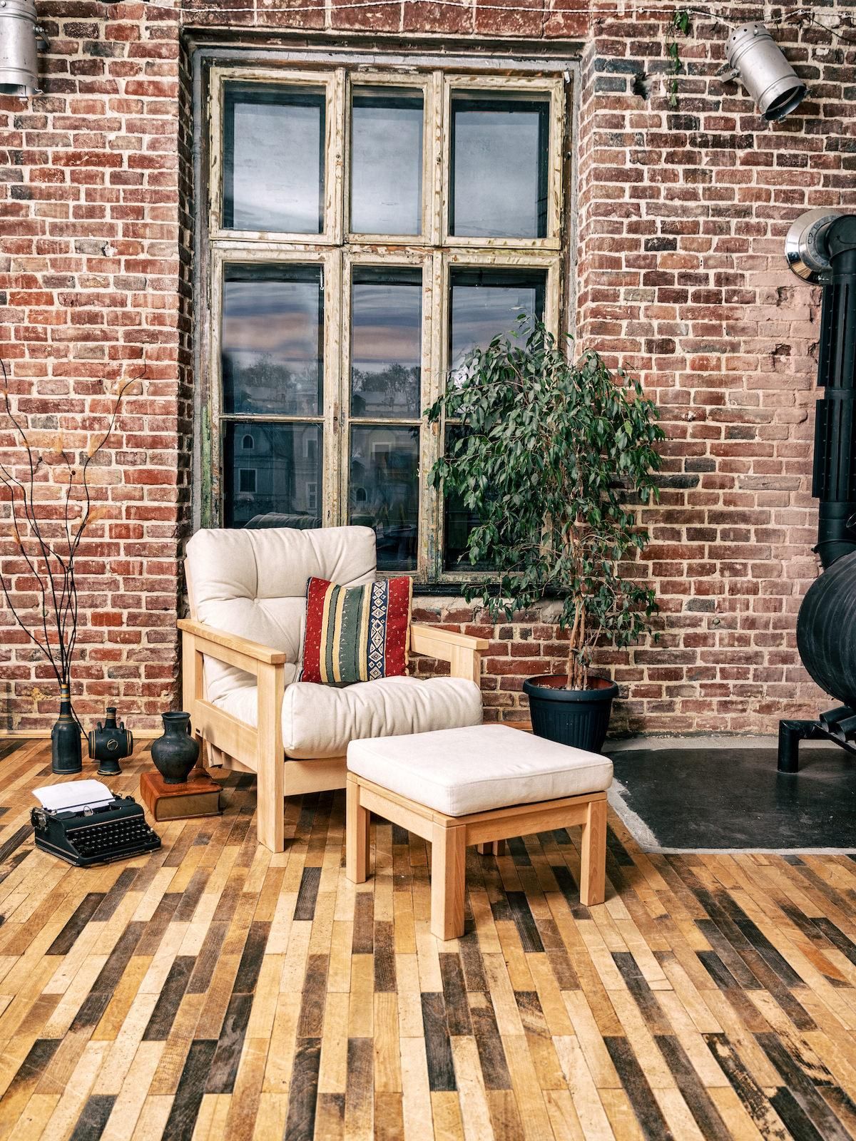 Poltrona da salotto moderna in legno massello Kolari