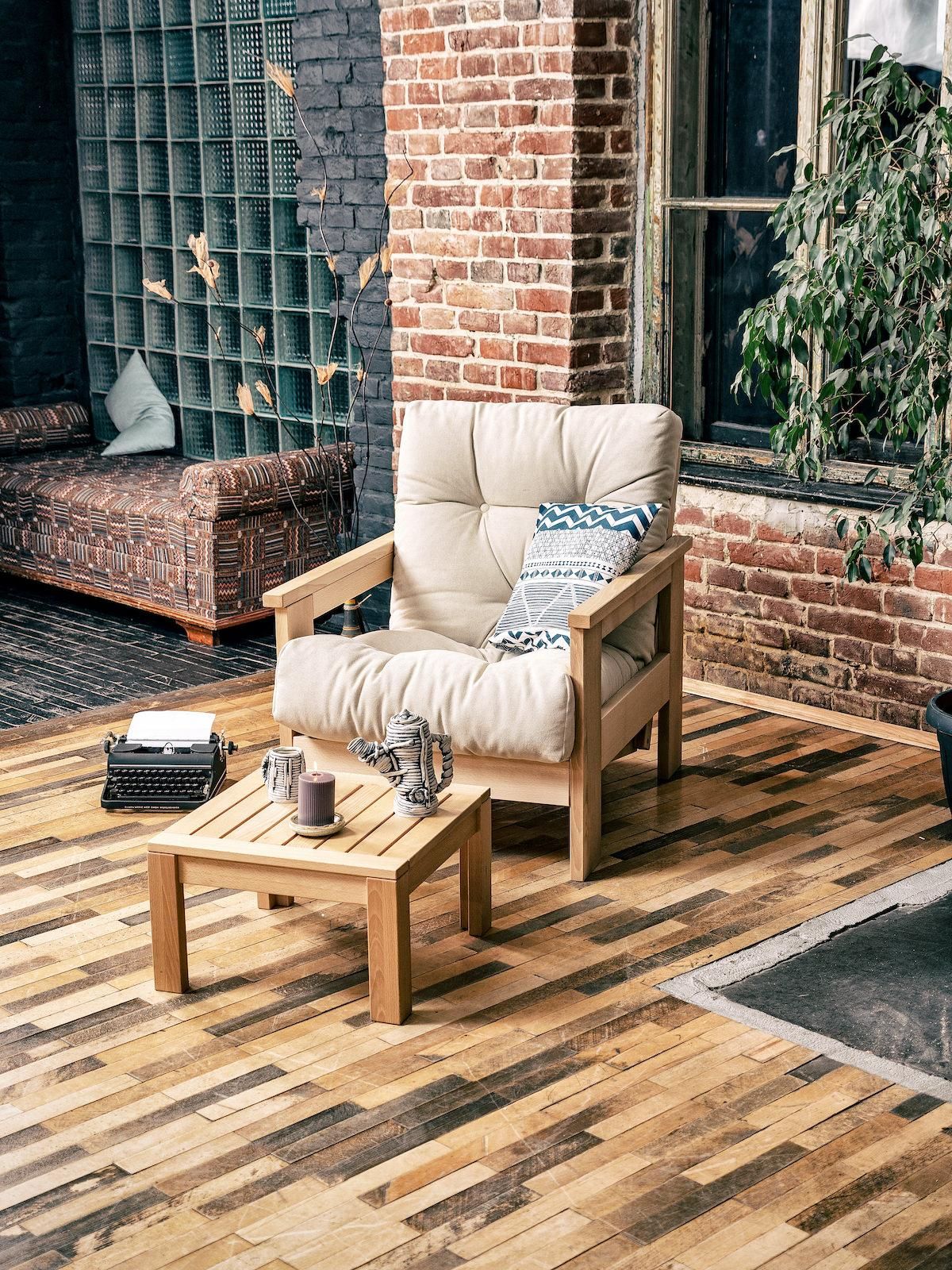 Poltrona da salotto moderna in legno massello Kolari