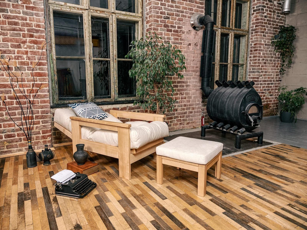 Poltrona da salotto moderna in legno massello Kolari